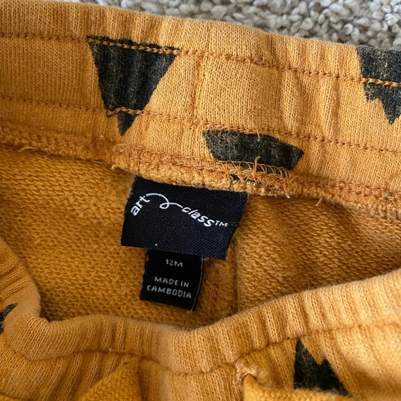 Art Class toddler boy triangle 12 month shorts - Picture 2 of 5